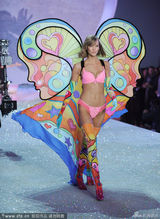 组图:维密年度大秀开幕泰勒献唱 众超模T台斗艳