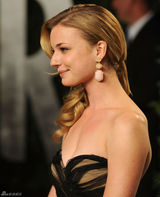 高清组图：艾米丽-万凯普薄纱礼服亮相秀美胸