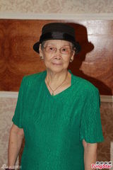 组图：梅妈心痛女儿遗物 为打官司不吃喝也无悔