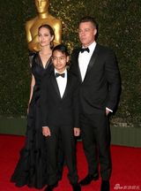 组图:朱莉亮相奥斯卡学院奖 皮特短发携子助阵