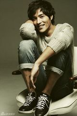 组图：型男蓝正龙最新写真 不玩酷释放微笑