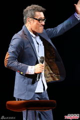 组图：李宗盛桃红衬衫开唱 称林忆莲唱得更好