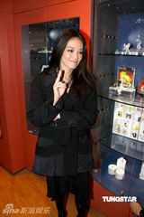 组图：舒淇上海点亮璀璨“水晶圣诞树”