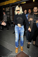 高清组图：蕾哈娜透视装出街 爆乳凸点不惧走光