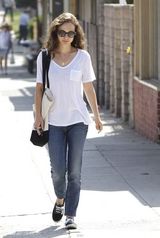 组图：娜塔莉-波特曼白衣素颜 巨星气质十足