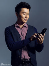 组图：李晨登杂志封面 悠闲自得趣味自拍