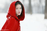 组图：苏青冬日唯美写真 演绎小红帽雪城之恋