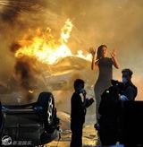 组图：蕾哈娜白纱长裙激凸 拍MV被烟熏敬业