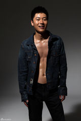 组图：张哲人型男写真 大秀完美身材