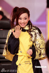 幻灯图集：郑裕玲化身骑士主持 杨思琦桃红外套抢眼