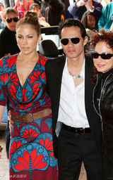 幻灯图集：詹妮弗-洛佩兹身穿红蓝彩裙靓丽抢镜