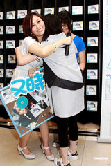 幻灯图：蓝又时深V上阵秀事业线 遭粉丝强抱心情好