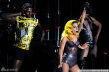 组图：Lady Gaga米兰巡演乳胶装扮修女火爆三点