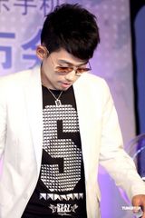 高清组图：张悬苏醒叶蓓为高校演唱会站台造势