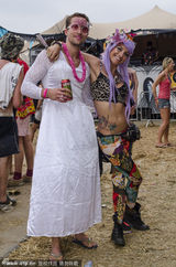 高清组图：伦敦秘密花园派对男士穿婚纱扮孕妇