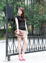 组图：贾青街拍蕾丝透视上衣搭百褶裙