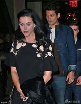 组图：凯蒂佩里淑女装扮现身 与男友享浪漫晚餐