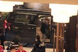 组图：何韵诗出柜后捞金势头更猛 橙色潮鞋闪爆