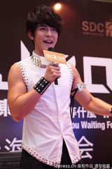 组图：汪东城签售会大秀肌肉引尖叫