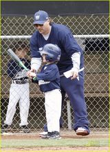 组图：布兰妮与男友棒球场秀亲密 为大儿子比赛助威