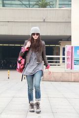 组图：小宋佳休闲装扮现身机场夹克搭配牛仔裤