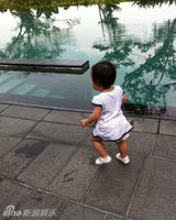 组图：赵薇爱女小四月成长记录 撒娇卖萌惹人爱