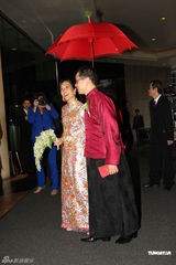 组图：郑裕彤孙女郑志雯出嫁称给孙女婿打满分