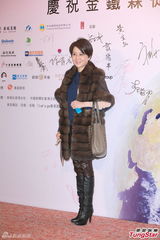 组图：赌王四太梁安琪旅行庆圣诞 否认儿子恋情