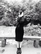 组图：倪妮惬意游古镇 模仿冯绍峰童年照秀恩爱