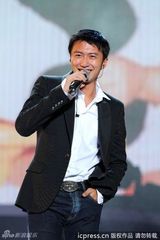 组图：谢霆锋献唱演唱会 蔡依林露胸垫上下走光