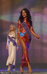 组图：世模小姐比基尼总决赛 长腿纤腰黄金比例