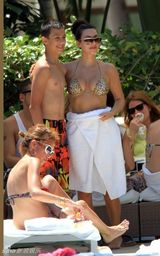 幻灯图集：金-卡戴珊迈阿密度假 比基尼秀丰胸