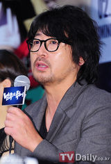 组图：《南方大作战》试映 吴妍秀身着红裙出席