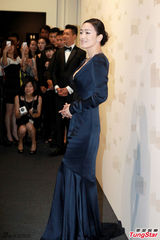 组图：巩俐黑色深V长裙亮相 身材性感气质优雅