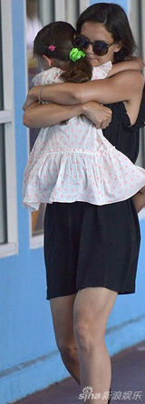 组图：前汤嫂带女儿外出 苏瑞双腿缠妈妈撒娇