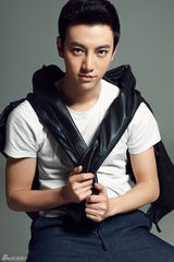 组图：徐可写真清新自然 展大男孩本色