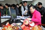 组图：真爱日民政局逆天长队结婚似春运