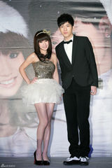 高清图：郭书瑶井柏然连手出辑 陪歌迷温暖过圣诞