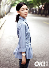 组图：周冬雨时尚红唇大片 慵懒气质轻熟风韵