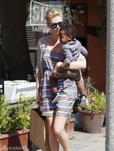 组图：母亲节盘点好莱坞女星与仔们的温馨瞬间