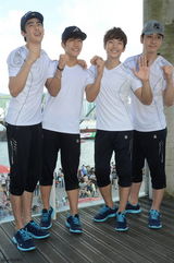组图：韩国组合2PM龙舟赛事不敌对手