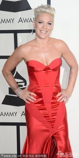 组图：Pink改走女人性感路线 甜笑牵手老公