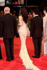 高清图：电影《白蛇传说》威尼斯电影节首映红毯