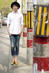 组图：孔琳清新装街拍 玩转英伦学院风