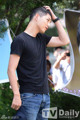 组图：韩星宋仲基入伍短发帅气 将服现役21个月