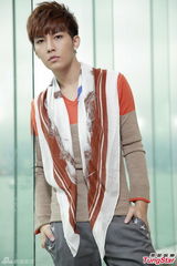 组图：炎亚轮精美写真 享受刻骨铭心恋爱