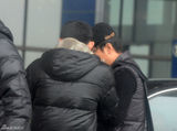 组图：黄渤携美女助理回京 机场被路人索要签名