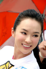 高清图：霍思燕世博园内拍写真 玩转小红马显童真