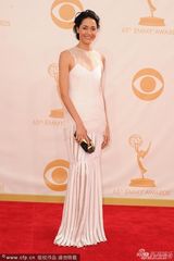 组图：《纸牌屋》女星何家蓓亮相艾美红毯