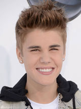 组图：贾斯汀-比伯帅气亮相秀潮鞋